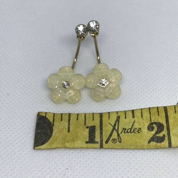 CREAM FLOWER EARRINGS ✨✨✨ - Picture 2 of 3